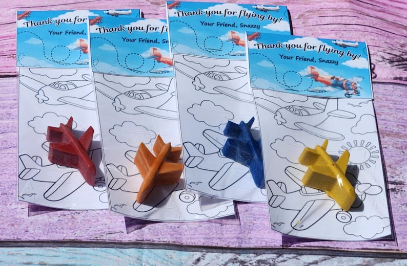 Puede incluir: Cuatro p&aacute;ginas para colorear con un avi&oacute;n y un peque&ntilde;o cray&oacute;n de avi&oacute;n. Los crayones son rojo, naranja, azul y amarillo. Las p&aacute;ginas para colorear tienen el texto "&iexcl;Gracias por volar! Tu amigo, Snazzy".