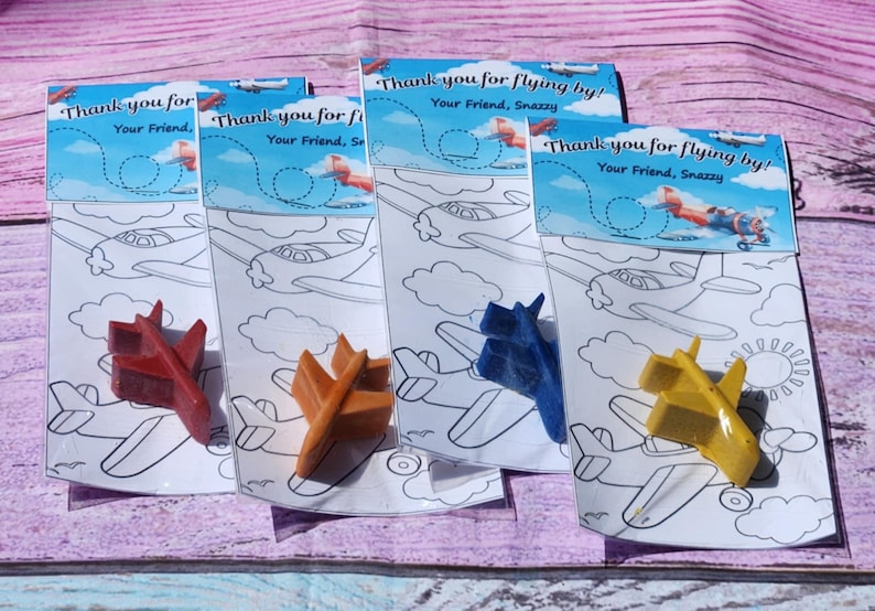 Puede incluir: Cuatro p&aacute;ginas para colorear con un avi&oacute;n en un cielo azul y nubes. Cada p&aacute;gina incluye un peque&ntilde;o cray&oacute;n en forma de avi&oacute;n de color rojo, naranja, azul y amarillo.