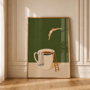 Puede incluir: Una lámina de arte mural vertical enmarcada con fondo verde oscuro y una gran taza de café blanca llena de líquido marrón. Una pequeña figura con traje de baño blanco se lanza hacia la taza, mientras una escalera de madera se apoya en ella.