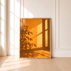 Wandbild mit Sonnenuntergangs-Fensterschatten, botanischer Druck zur goldenen Stunde, Pflanzenposter in Terrakotta, minimalistische Naturdekoration in warmem Orange