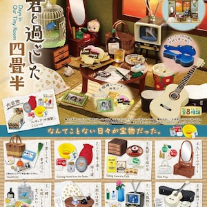 Könnte beinhalten: Miniatur-Diorama-Set mit Gitarre, Fernseher, Vogelkäfig und Möbeln. Das Set enthält Miniatur-Lebensmittel, gerahmte Fotos und dekorative Elemente. Das Thema ist eine gemütliche, nostalgische Raumgestaltung. Es soll einen kleinen, intimen Wohnraum nachbilden.