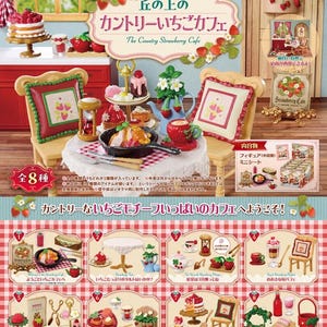 Könnte beinhalten: Miniatur-Erdbeer-Café-Set mit verschiedenen Accessoires. Enthält einen Kuchenständer, eine Teekanne, Teetassen und Stühle. Das Set hat ein rot-weiß-grünes Farbschema mit dem Text "The Country Strawberry Cafe".