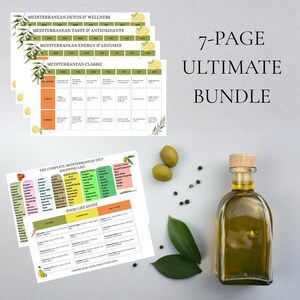 Può includere: Un pacchetto di 7 pagine con piani alimentari della dieta mediterranea e una lista della spesa. L'immagine include una bottiglia di olio d'oliva, olive e foglie fresche, con il testo "Mediterranean Detox & Wellness" e "Ultimate Bundle."
