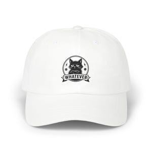 Op de afbeelding: Witte baseballpet met een zwart-witte afbeelding van een chagrijnige kat en het woord "WHATEVER" op een banner. De kat staat in een cirkel met koffiebonen en bliksemschichten.
