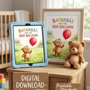 Op de afbeelding: Illustratie van een teddybeer met een rode ballon, getoond op een ingelijste print en tablet. De tekst "Barnabás and the Red Balloon" is zichtbaar. Een pluche teddybeer zit ernaast. Bord "Digitale download - Directe PDF!"