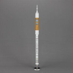 Model rakiety Ares 1 wykonany ręcznie w skali 1\144