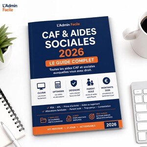 Könnte beinhalten: Ein marineblaues Buch mit dem Titel "CAF & AIDES SOCIALES 2026" und dem Text "LE GUIDE COMPLET" auf dem Cover. Das Buch liegt auf einer weißen Oberfläche mit einer Kaffeetasse, einer Tastatur und einem Notizblock.