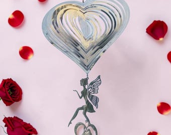 Herz-Windspiel mit Feen-hängendem Dekor, Metall-Garten-Spinner für die Terrasse im Freien, romantisches Yard-Verzierungsgeschenk für Paare