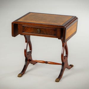 Escritorio antiguo de madera, mesa auxiliar vintage tapizada en cuero con cajones, escritorio plegable clásico, muebles decorativos hechos a mano.