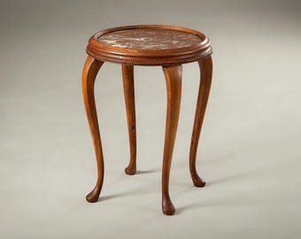 Mesa lateral redonda antiga de madeira com tampo de mármore, mesa lateral decorativa vintage feita à mão, mesa lateral clássica com pés esculpidos.