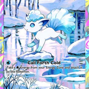 Peut inclure: Une carte à collectionner représentant Alolan Vulpix, une créature blanche ressemblant à un renard avec une queue et des oreilles bleues, debout sur un rocher enneigé. La carte affiche 80 PV, le symbole d'énergie eau et l'attaque Call Forth Cold.