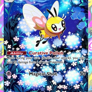 Pode incluir: Uma carta colecionável Ribombee apresentando uma criatura amarela e marrom semelhante a uma abelha com asas translúcidas voando sobre um campo azul escuro de flores brancas e rosas brilhantes. A carta exibe o texto Ribombee, HP 80, Ability Curative Pollen e Magical Shot.