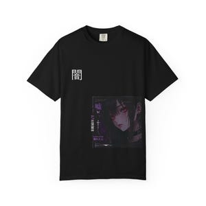 以下が含まれることがあります： 赤い目とチョーカーのキャラクターのアニメ風グラフィックが特徴の黒いTシャツ。シャツには日本語のテキストと、左上にある白い文字も付いています。