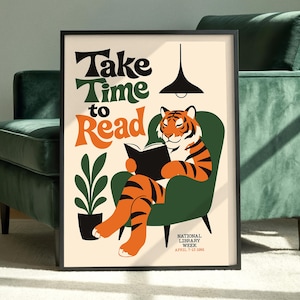 Puede incluir: Un póster enmarcado que muestra a un tigre sentado en un sillón verde leyendo un libro. El texto dice Take Time to Read y National Library Week April 7-13 1981. La ilustración incluye una planta en maceta y una lámpara colgante sobre fondo crema.