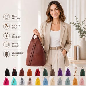 Pode incluir: Uma mochila de couro castanho com fecho de correr, bolso frontal e alça ajustável. A imagem inclui os textos: Real Leather, Made in Italy, Zip Closure, Front Pocket, Adjustable Strap e uma paleta de cores de várias mochilas.
