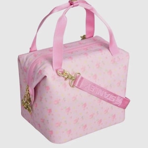 Pode incluir: Mala de viagem rosa com padr&atilde;o floral, com uma al&ccedil;a superior e uma al&ccedil;a de ombro remov&iacute;vel. A mala tem um fecho de correr e ferragens douradas. A palavra "STANLEY" est&aacute; impressa na al&ccedil;a de ombro.