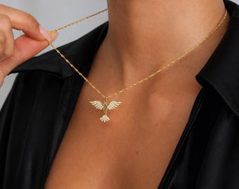 Collar con colgante de paloma delicada, acabado en oro o plata, joyería minimalista brillante.