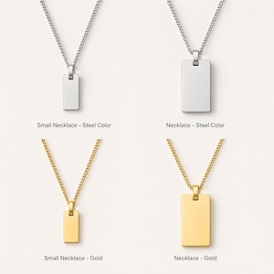 Pode incluir: Quatro colares com pingentes retangulares são exibidos. Dois são prateados e dois dourados. Os colares estão em um fundo branco. O texto "Small Necklace - Steel Color", "Necklace - Steel Color", "Small Necklace - Gold" e "Necklace - Gold" está abaixo de cada colar.
