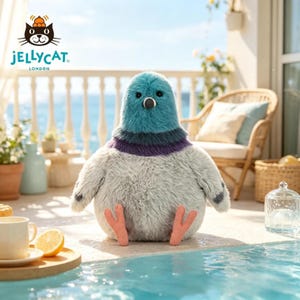 K&ouml;nnte beinhalten: Ein Pl&uuml;schpigeon-Spielzeug mit t&uuml;rkisfarbenem Kopf, lila und grauem Hals und grauem K&ouml;rper. Das Spielzeug hat kleine Fl&uuml;gel, rosa F&uuml;&szlig;e und einen schwarzen Schnabel. Das Jellycat London-Logo ist sichtbar.