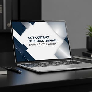 Peut inclure: Un ordinateur portable argenté affiche une présentation intitulée "GOV-CONTRACT PITCH DECK TEMPLATE, SAM.gov & VBE Optimized." L'écran présente un fond blanc avec des formes géométriques bleues et grises. Un stylo noir est posé sur le bureau.