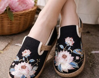 Zapatos chinos de lino bordados para mujer, cuñas sin cordones con estampado floral Hanfu, mocasines estilo alpargata con peonía negra, tacón medio de 3-5 cm, ropa informal.