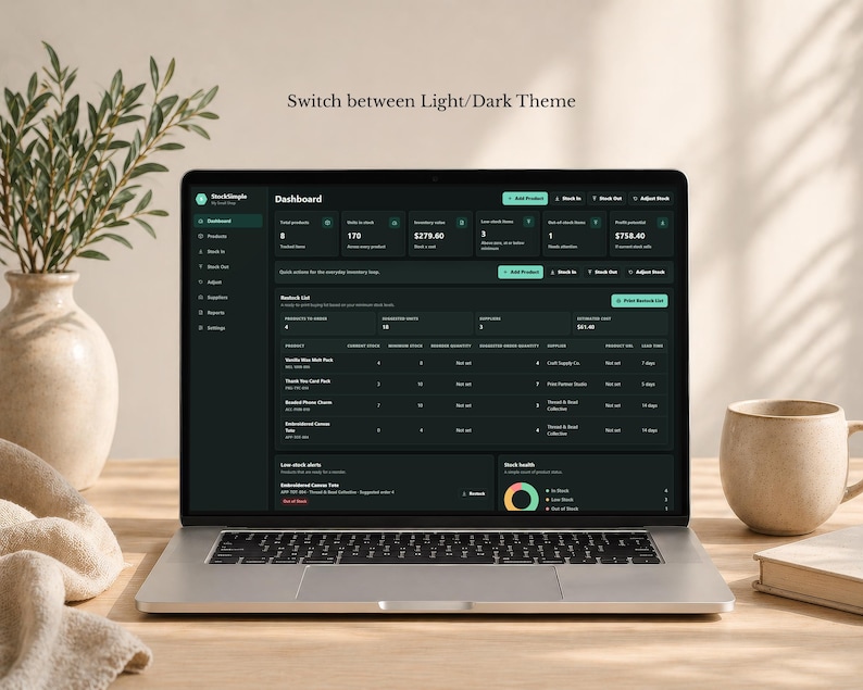 Pode incluir: Um laptop exibindo um painel de controle de tema escuro com dados. A tela mostra m&eacute;tricas de invent&aacute;rio e detalhes do produto, com o texto "Switch between Light/Dark Theme". Uma caneca bege e um livro est&atilde;o na superf&iacute;cie de madeira.