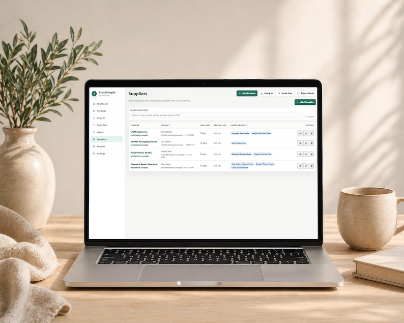 Pode incluir: Um laptop exibindo a p&aacute;gina "Fornecedores" da plataforma de e-commerce StockSimple. A tela mostra uma lista de fornecedores. Uma caneca, um livro e um vaso com vegeta&ccedil;&atilde;o est&atilde;o na mesa de madeira.