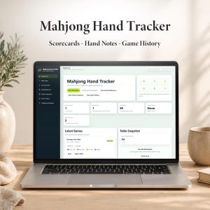 以下が含まれることがあります： 画面にMahjong Hand Trackerソフトウェアのインターフェースを表示したシルバーのノートパソコン。ダッシュボードにはゲームの統計、テーブルのスナップショット、メニューが表示されています。ノートパソコンの画面上部にはMahjong Hand Tracker, Scorecards - Hand Notes - Game Historyというテキストが表示されています。