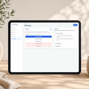 Może przedstawiać: Czarny tablet wyświetlający stronę "Ustawienia" aplikacji EasyTask. Ekran pokazuje opcje tworzenia kopii zapasowych danych, zadań demonstracyjnych i czyszczenia ukończonych zadań. W tle wazon z zielenią i ceramiczny kubek.