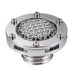 Puede incluir: Tapa de depósito de combustible de metal cromado con un inserto de malla. La tapa tiene un diseño circular con seis pernos de cabeza hexagonal que aseguran la pantalla. La base roscada sugiere que está diseñada para atornillarse a un depósito de combustible.