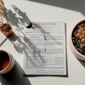 Puede incluir: Un planificador de rutina nocturna blanco con texto negro y dorado. El planificador incluye secciones para el registro de la noche, la gratitud y una lista de verificación de la rutina nocturna. La parte superior del planificador tiene el texto "NIGHT ROUTINE."