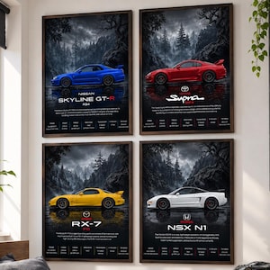Peut inclure: Quatre affiches murales encadrées représentant des voitures de sport japonaises : une Nissan Skyline GT-R R34 bleue, une Toyota Supra MK4 rouge, une Mazda RX-7 FD jaune et une Honda NSX N1 blanche. Chaque affiche inclut le nom et les spécifications.