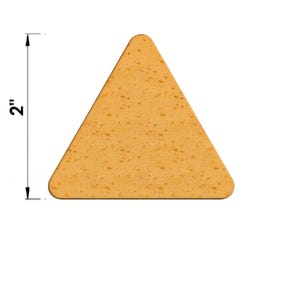 Puede incluir: Un objeto plano de forma triangular con una textura de superficie moteada de color naranja claro. Una línea de dimensión vertical con flechas indica una altura de 5,08 cm, proporcionando una escala clara del tamaño del objeto.