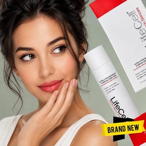 Pu&ograve; includere: Una donna si tocca il viso accanto a un flacone e una scatola bianchi di LifeCell Ultra-Concentrated Clinical Skin Care. Il flacone e la scatola hanno testo nero. La scatola &egrave; rossa e bianca. Uno striscione giallo recita "BRAND NEW."