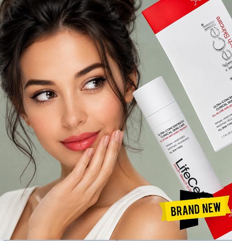 Pu&ograve; includere: Una donna si tocca il viso accanto a un flacone e una scatola bianchi di LifeCell Ultra-Concentrated Clinical Skin Care. Il flacone e la scatola hanno testo nero. La scatola &egrave; rossa e bianca. Uno striscione giallo recita "BRAND NEW."