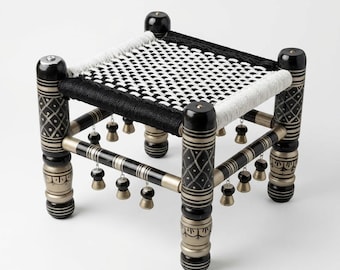 Taburete de madera Sankheda, taburete bajo indio de cuerda tejida a mano