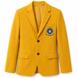 Puede incluir: Blazer amarillo mostaza con cierre de dos botones y solapa de muesca. El blazer presenta un parche en el pecho con un emblema azul y dorado. Tiene dos bolsillos delanteros y un forro interior amarillo.