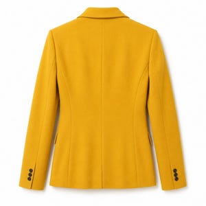 Puede incluir: Vista trasera de una blazer amarillo mostaza con solapa de muesca y tres botones en cada pu&ntilde;o. La chaqueta entallada tiene un dise&ntilde;o cl&aacute;sico y est&aacute; hecha de una tela lisa. La blazer es de color liso y tiene un corte entallado.