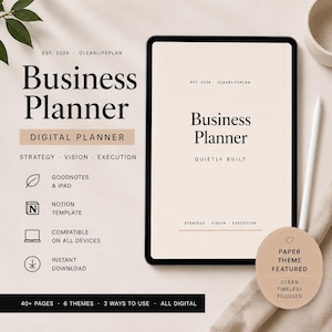 Peut inclure: Un planificateur d'entreprise numérique affiché sur un écran de tablette avec un stylet. Le texte indique Business Planner, Strategy, Vision, Execution, Goodnotes & iPad, Notion Template, Compatible on all devices, Instant Download, 40+ pages, 6 themes, 3 ways to use.