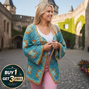 Puede incluir: Un cárdigan de crochet turquesa con patrones cuadrados naranjas y celeste. El cárdigan abierto tiene mangas largas y se usa sobre una camiseta blanca y pantalones rosas. La imagen incluye un gráfico promocional que dice "COMPRA 1 OBTÉN 3 GRATIS".