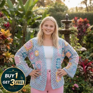 Puede incluir: Cárdigan de crochet azul claro con cuadrados florales pastel. El suéter abierto presenta una mezcla de patrones florales rosas, amarillos y azules. La imagen incluye una insignia de oferta especial con el texto "COMPRA 1 OBTÉN 3 GRATIS".