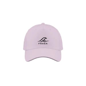 Può includere: Cappellino da baseball rosa chiaro con visiera curva. Il cappellino presenta un logo a forma di onda nera sopra la scritta "FRAGA" in nero, centrata sul davanti. Realizzato in materiale liscio, ha una visiera curva.