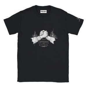 Può includere: T-shirt nera con una grafica di due mani strette in una stretta di mano, con un contorno di skyline e la scritta "Different, but Divided." La maglietta ha un girocollo e maniche corte. Il logo del marchio è visibile.