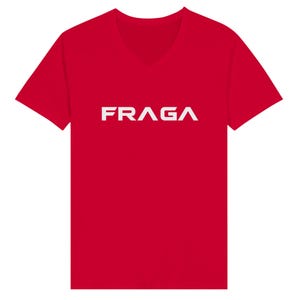 Può includere: Una t-shirt rosso acceso a maniche corte con scollo a V. Al centro del petto è presente la scritta FRAGA stampata in un carattere bianco, grassetto e senza grazie, con uno stile geometrico distintivo. Il capo ha un design tinta unita.