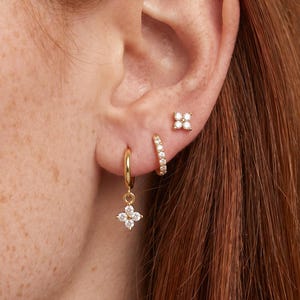 Pendientes de botón geométricos de cristal chapados en oro de 14 quilates, delicados, minimalistas, colgantes, ideales para el día a día o como parte de un conjunto de varios pendientes.