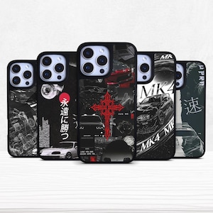 Puede incluir: Cinco fundas negras para smartphone con diseños gráficos de temática automovilística. Las fundas muestran varias ilustraciones de coches, incluyendo un Toyota Supra, texto en kanji japonés, un emblema de cruz roja y el texto MK4.