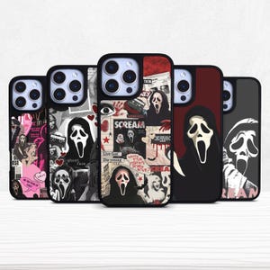 Pode incluir: Cinco capas de telemóvel com a personagem Ghostface da franquia de terror Scream. Os designs incluem gráficos estilo colagem com esquemas de cores vermelho, preto e branco, incorporando elementos de texto como Scream, Live fast, Die young e What's your favorite scary movie?