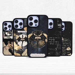 Puede incluir: Cinco fundas negras para smartphone con diseños de dragones, patrones celestiales y citas literarias. Las fundas muestran ilustraciones doradas y blancas de dragones, nubes y estrellas sobre fondos oscuros, con textos como "I will not die today" y "There's nowhere in existence you could go that I wouldn't find you, Violence."