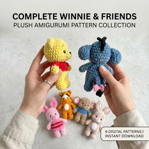 Könnte beinhalten: Eine Sammlung von sechs Plüsch-Amigurumi-Mustern mit Winnie Puuh und seinen Freunden. Die Charaktere umfassen einen gelben Bären in einem roten Hemd, einen blauen Esel mit einer rosa Schleife, ein rosa Schwein, einen orangefarbenen Tiger, eine braune Maus und ein beiges Kaninchen. Der Text lautet "COMPLETE WINNIE & FRIENDS PLUSH AMIGURUMI PATTERN COLLECTION."