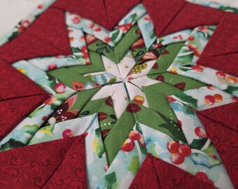 Manique en tissu pliée sur le thème de Noël